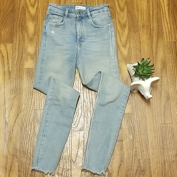 💎Zara Super high rise 12in skinny frayed Jean's